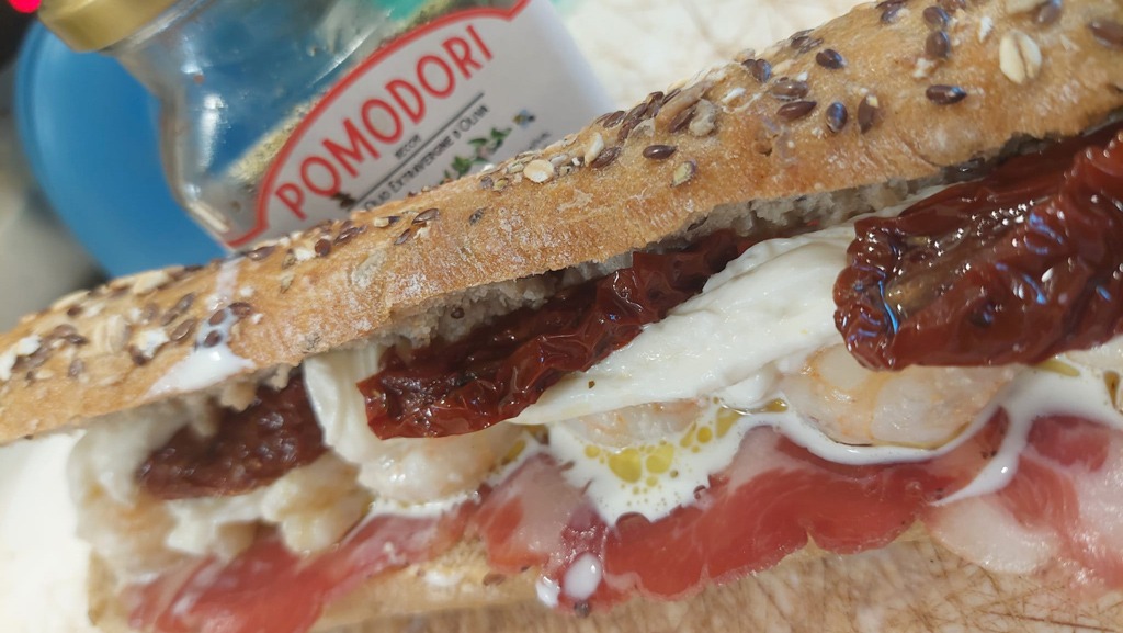 panino con gambero stracciatella-e-pomodoro sottolio aria di mare